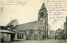 Photographie en noir et blanc d'une église depuis l'extérieur.