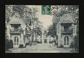 Entrée sur une photographie ancienne.