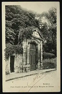 Carte postale - Porte d'entrée du petit château de la marquise de Trévise.