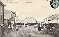 Grande rue et place du village au XIXe siècle