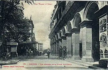 L'immeuble des Arcades, avec à gauche un ancien kiosque au début du XXe siècle