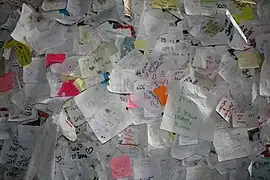 Vœux d'amour et graffitis.