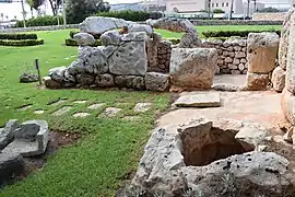 Citerne extérieure et salle hypostyle.