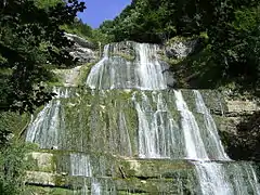 Cascade de l'Éventail en été (bas).