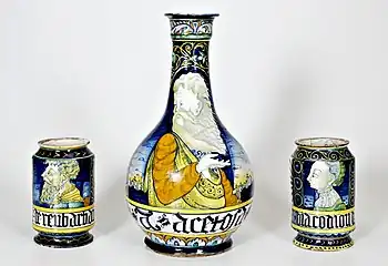 Flacon et deux albarelli de l'ensemble Orsini Colonna, Castelli, four des Pompéi, première moitié du XVIe siècle av. J.-C.