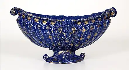 Vasca Farnese en forme de bateau avec mascarons, décoré d'arabesques et des armoiries du cardinal Alexandre Farnèse,  Castelli, troisième quart du XVIe siècle av. J.-C.