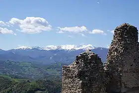 Vue du mont Cusna depuis le :château des Carpinete (it).