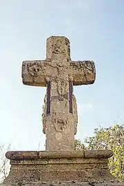 Face est de la croix.