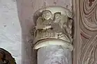 Chapiteau du XIVe siècle sur les colonnes ayant permis de rehausser l'édifice primitif du XIe siècle, représentant un ange, symbole de saint Mathieu.