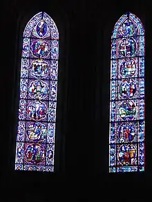 Deux verrières en lancette, chacune comportant sept médaillons étagés verticalement.