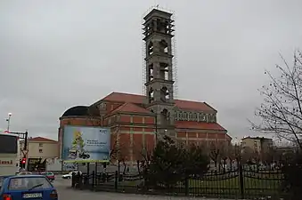 Église moderne dont le clocher est entouré d'échafaudages.