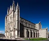 Le flanc droit de la cathédrale avec la façade.