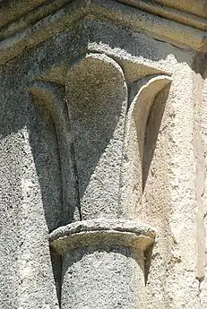 Chapiteau à feuilles d'eaude la cathédrale Notre-Dame-de-Nazareth de Vaison.
