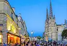 Photo d'une rue animée du centre ville de Bordeaux.