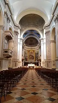 la nef centrale vers le chœur.