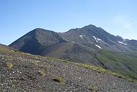 Vue du pic de Batoua (au fond à droite) ; à gauche, le pic de Cauarère.