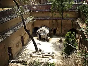 Cour creusée dans le lœss pour un habitat tempéré. Luoyang, Henan.