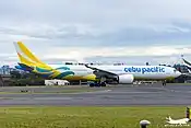 Un appareil (-900) de Cebu Pacific Air, remarqué de winglet sophistiqué et de pare-brise avec maquillage noir, issus de l'A350.