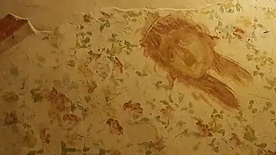 Au plafond : masque tragique,  décor floral.