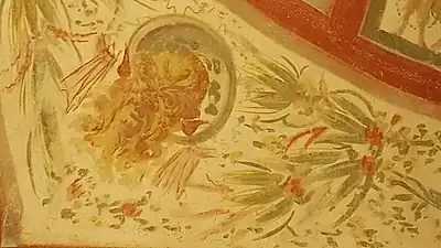 Masque de Silène parmi des branches d'olivier.