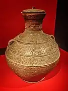 Jarre à vin. Grès à glaçure de cendres verdâtre. Région de Yue, Monts Yandai, Yizheng, Jiangsu. Han de l'Ouest, Ier siècle av. J.-C.