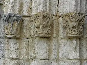 Chapiteaux du portail.