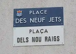 Panneau bilingue de la place des Neuf-Jets