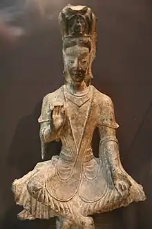 Bodhisattva Avalokitesvara. Grès, H. 43,5 cm. Grottes de Yungang, Shanxi. Fin du Ve siècle. Wei du nord . Musée Cernuschi