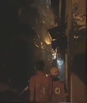 La ruelle où se trouve l'immeuble la nuit de l'incendie.
