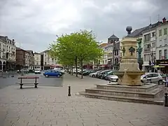 La fontaine sur la place, enlevée en 2019.