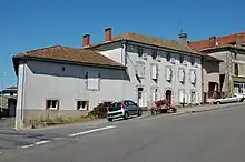 Une maison bourgeoise de Châlus, située place du marché, avec une étable qui lui est accolée