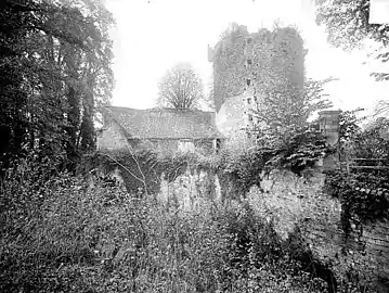 Le donjon de Tournebu au début du XXe siècle.