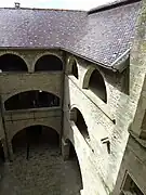 Vue sur la cour depuis la loggia.