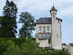 Face ouest vue depuis la rive de la Moselle. Le parc est à gauche.