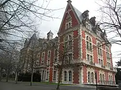 Façade ouest du château d'Hennemont. Il n'y a pas de cours dans le château d'Hennemont, y accéder est interdit aux élèves.