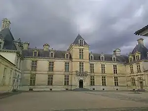 Cour intérieure du château de Cadillac (sept. 2018).