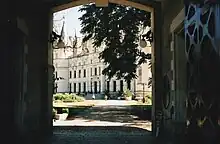 Photographie du château vu depuis la porterie.