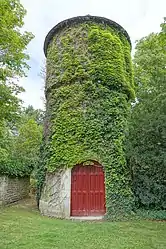 Château d'eau de la ferme du XVIe siècle.