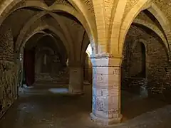 Les croisées des voûtes sont encore marquées par le style gothique primitif (début du XIIIe siècle).