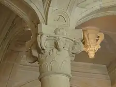 Abandonné à la fin du XIVe siècle, le retour des chapiteaux est manifeste dès le style Louis XII.