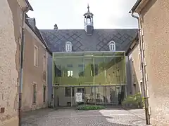 Verrière contemporaine de la cour d'honneur.