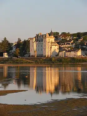 Château de Montsoreau, depuis la rive droite de la Loire.