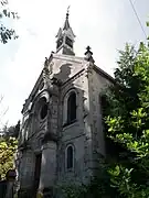 Façade principale de la chapelle funéraire.