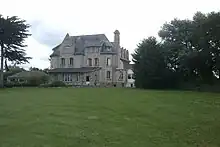 Le château de Surville.