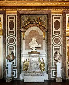 Château de Versailles, salon de Diane. Buste de Louis XIV du Bernin (1665) en marbre blanc, entouré de sculptures, piédestaux et lambris en différents marbres.