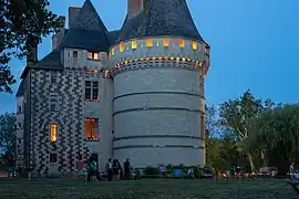 La tour ouest du Château. On peut observer à gauche l'aile "brique et pierre", seul reste de l'édifice qui précédait le château actuel.
