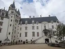 Photographie frontale du logis vu depuis la cour.