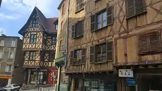 Le château du Pirou vu depuis l'entrée de la place Saint-Genès.