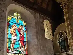 Angle nord est du chœur, baie préromane et vitrail de Jean-Baptiste