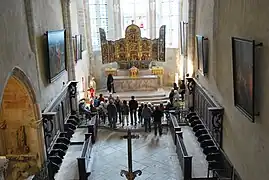 Disposition actuelle du retable dans le chœur de l'église abbatiale
